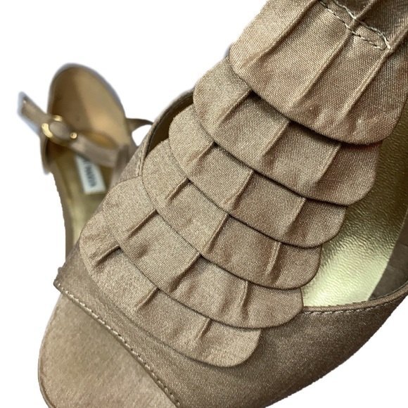 Steve Madden Ruffle Satin Wedge Heel Sandal Size 9 - Picture 8 of 11